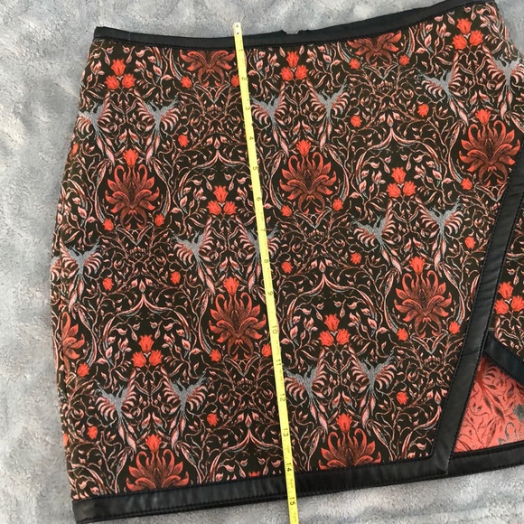 Express Patterned Mini Skirt - Picture 5 of 8